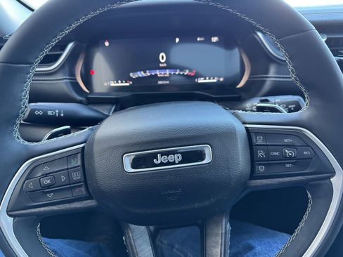 Used 2023 Jeep Grand Cherokee Limited image 22