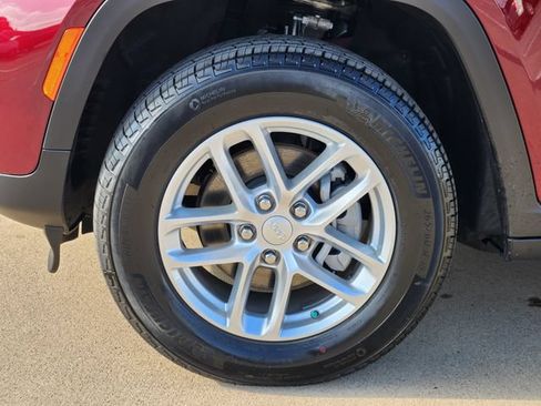 Used 2025 Jeep Grand Cherokee Laredo X w/ Luxury Tech Group I RWD image 18