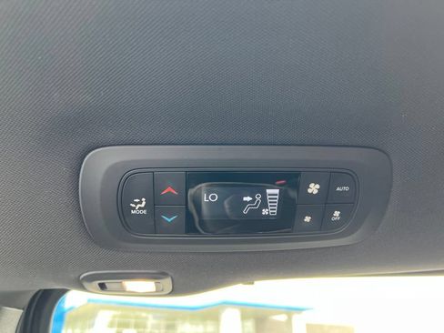 Used 2025 Chrysler Pacifica Limited FWD image 27