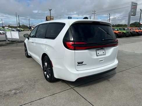 New 2026 Chrysler Pacifica Select image 9