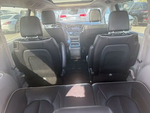 Used 2023 Chrysler Pacifica Limited image 7
