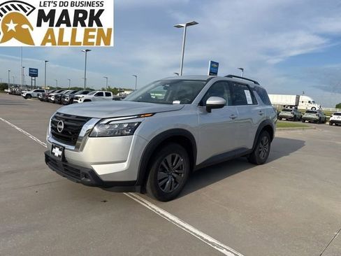 Used 2025 Nissan Pathfinder SV FWD image 2