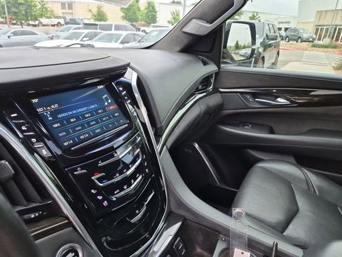Used 2018 Cadillac Escalade Platinum AWD/4WD image 23