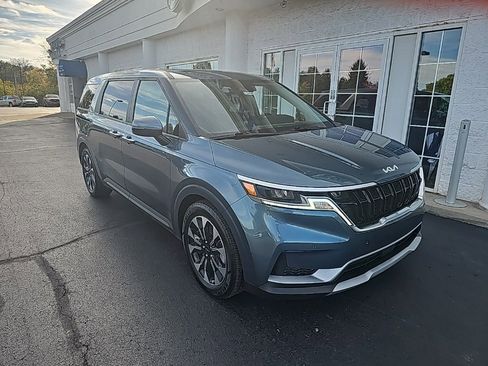 Used 2024 Kia Carnival EX image 2