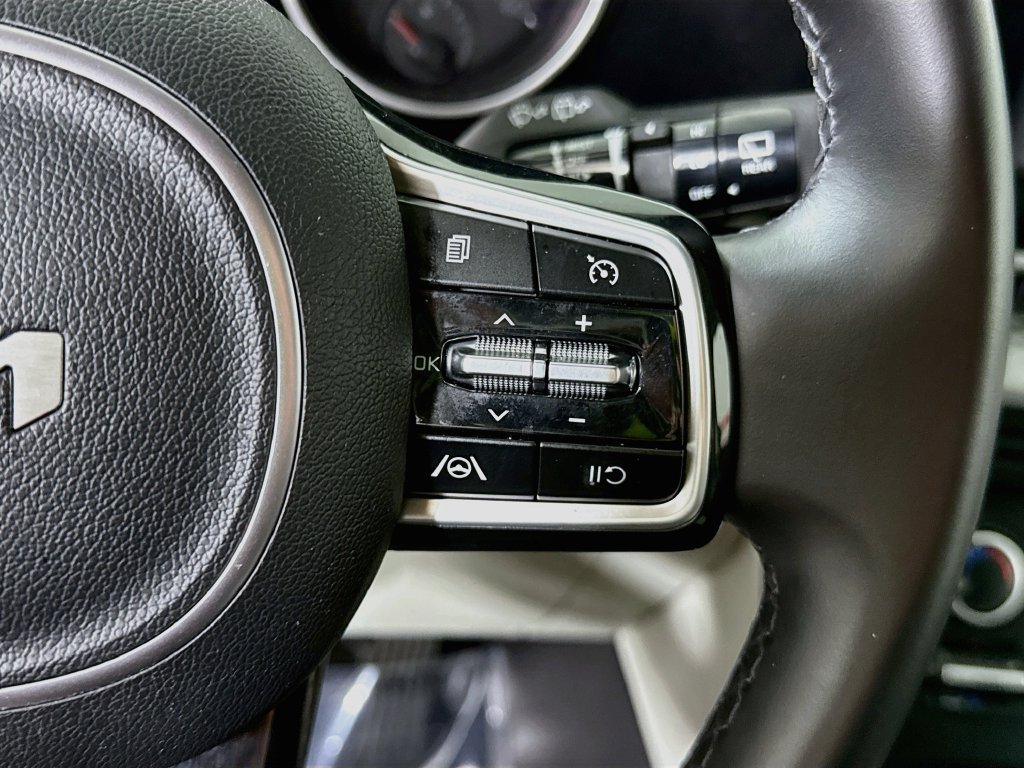 Used 2022 Kia Carnival LX FWD image 22