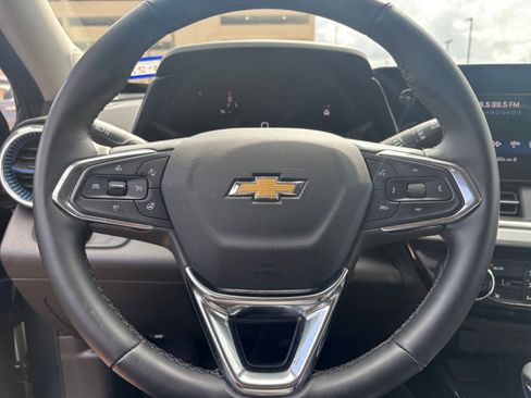 Used 2025 Chevrolet Trax LT w/ LT Convenience Package FWD image 25