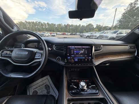 Used 2023 Jeep Grand Wagoneer L Series II AWD/4WD image 4