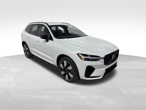 Used 2025 Volvo XC60 T8 Plus w/ Climate Package image 10