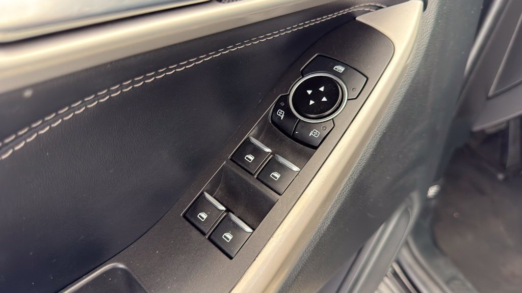 Used 2023 Ford Explorer XLT AWD/4WD image 25