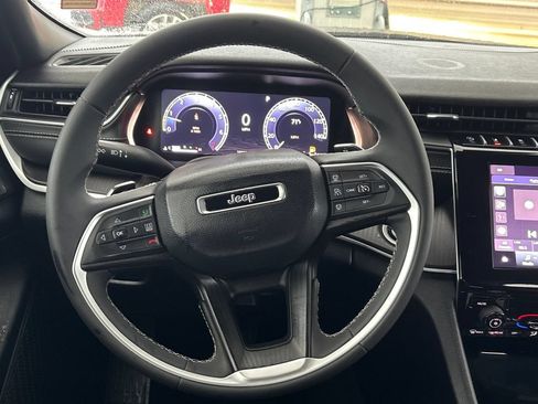 Used 2025 Jeep Grand Cherokee Laredo RWD image 5