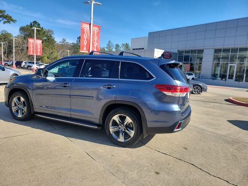 Used 2018 Toyota Highlander Limited Platinum image 3