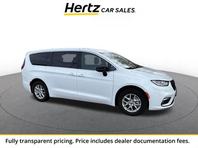Used 2025 Chrysler Pacifica Select