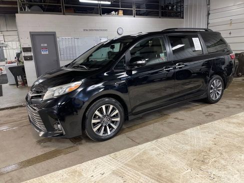 Used 2018 Toyota Sienna Limited image 1