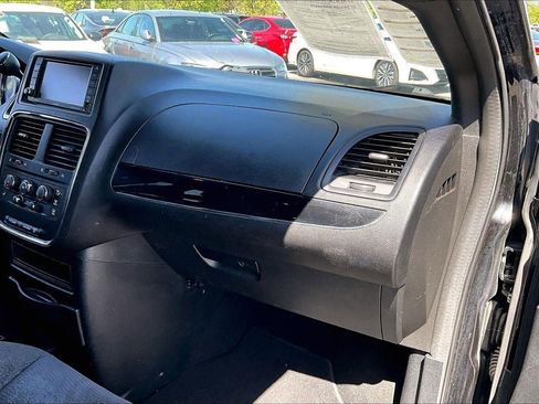 Used 2017 Dodge Grand Caravan SE FWD image 13