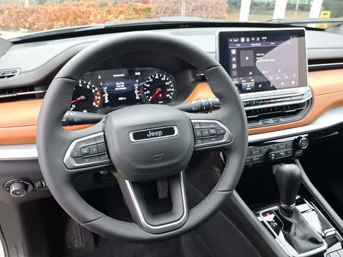 Used 2025 Jeep Compass Limited image 33