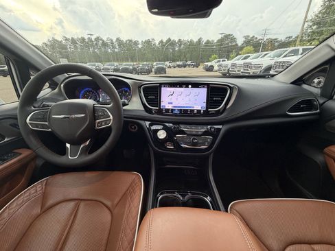 Used 2024 Chrysler Pacifica Pinnacle AWD/4WD image 7