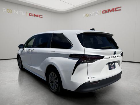 Used 2025 Toyota Sienna LE FWD image 5
