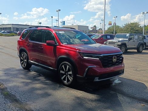 Used 2024 Honda Pilot Touring image 1