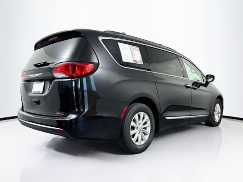 Used 2017 Chrysler Pacifica Touring-L FWD image 5