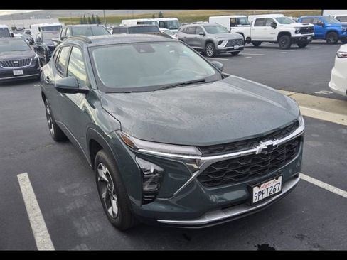 Used 2025 Chevrolet Trax LT FWD image 1