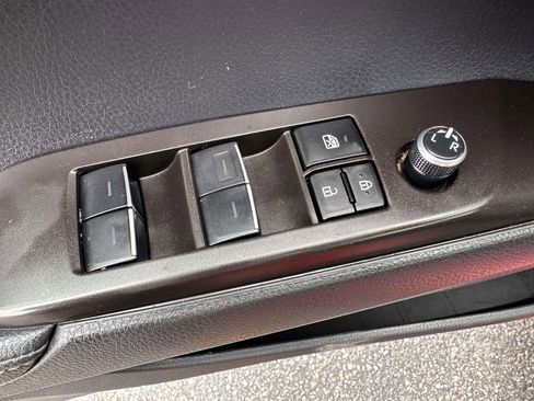 Used 2023 Toyota Camry XSE FWD image 9