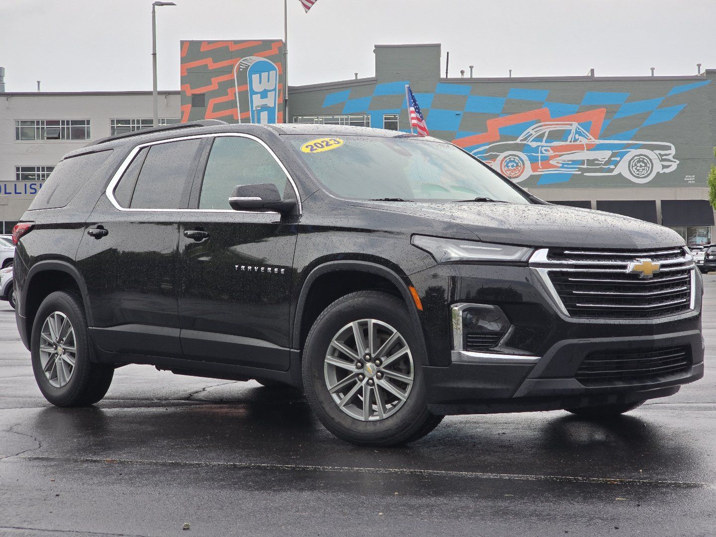 Used 2023 Chevrolet Traverse LT FWD image 2