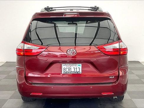 Used 2017 Toyota Sienna XLE Premium w/ Cargo Management Package FWD image 3