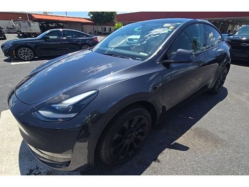 Used 2024 Tesla Model Y Long Range AWD/4WD image 1