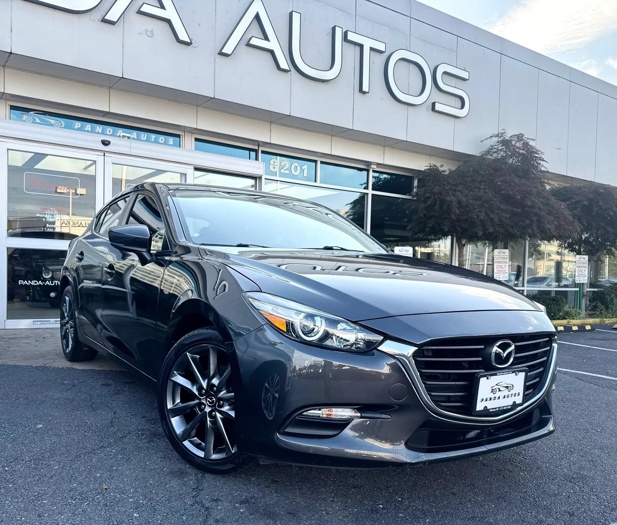 Used 2018 MAZDA MAZDA3 Touring FWD image 1