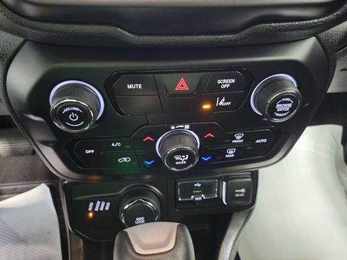 Used 2023 Jeep Renegade Limited image 45