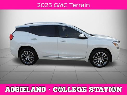 Used 2023 GMC Terrain Denali w/ Denali Premium Package AWD/4WD image 2