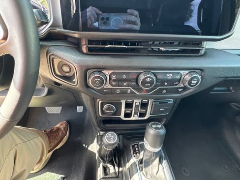 Used 2025 Jeep Wrangler Unlimited Sport AWD/4WD image 43