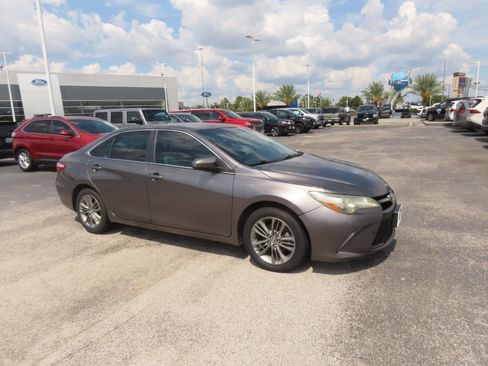 Used 2016 Toyota Camry SE FWD image 7