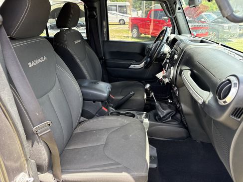 Used 2016 Jeep Wrangler Unlimited Sahara w/ Connectivity Group AWD/4WD image 22