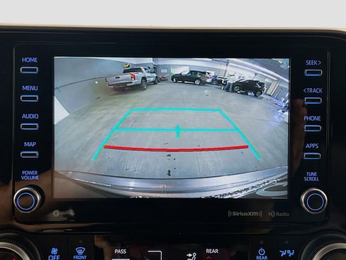 Used 2020 Toyota Highlander XLE image 9