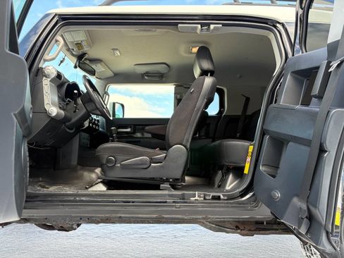 Used 2013 Toyota FJ Cruiser Base 4x4 4dr SUV 5A image 13