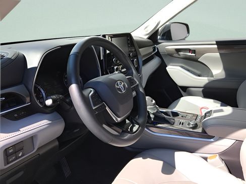 Used 2021 Toyota Highlander Limited AWD/4WD image 18