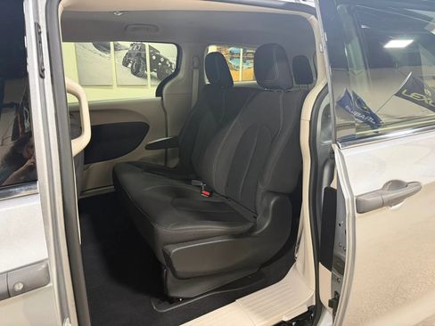 Used 2021 Chrysler Voyager L FWD image 18