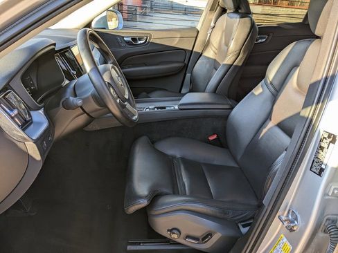 Used 2019 Volvo XC60 T5 Momentum w/ Premium Package image 11