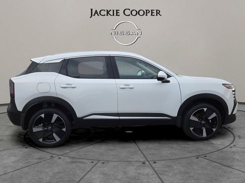 New 2025 Nissan Kicks SR FWD image 6