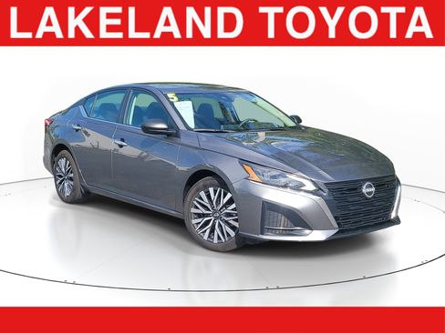 Used 2025 Nissan Altima 2.5 SV FWD image 1