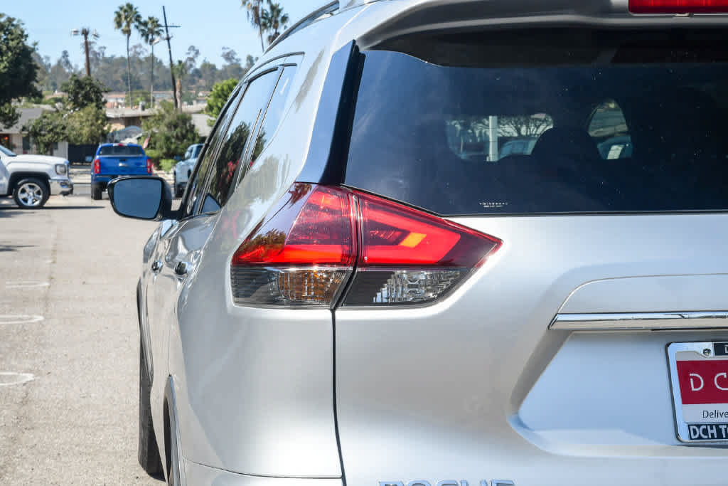 Used 2019 Nissan Rogue S w/ Special Edition Package FWD image 6