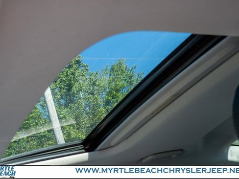 Used 2017 Ford Fusion SE w/ Fusion SE Technology Package image 18