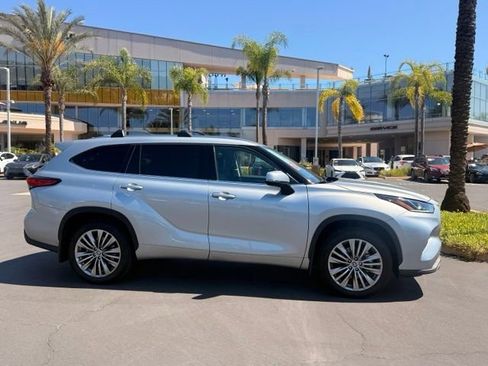 Used 2022 Toyota Highlander Platinum FWD image 5