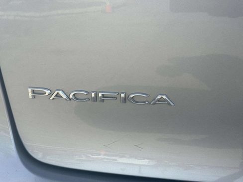Used 2018 Chrysler Pacifica Touring-L FWD image 35