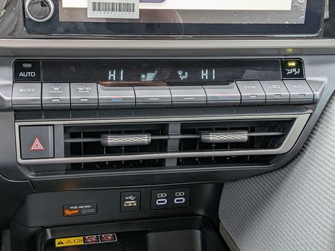 Used 2025 Toyota Camry SE w/ Convenience Package image 24