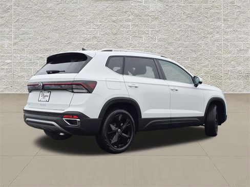 New 2026 Volkswagen Taos SE FWD image 7