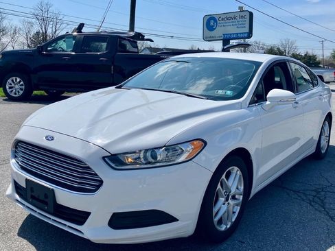 Used 2016 Ford Fusion SE FWD image 2