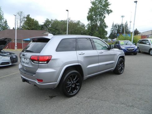 Used 2017 Jeep Grand Cherokee Altitude AWD/4WD image 8