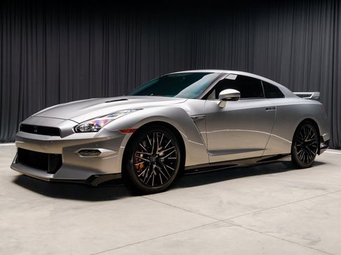 Used 2024 Nissan GT-R Premium w/ Floor Mat Package image 7